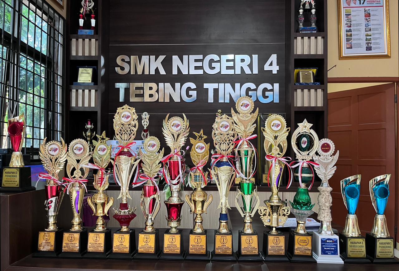 SMKN 4 Tebing Tinggi - Kepala Sekolah Berikan Apresiasi kepada Siswa Berbakat